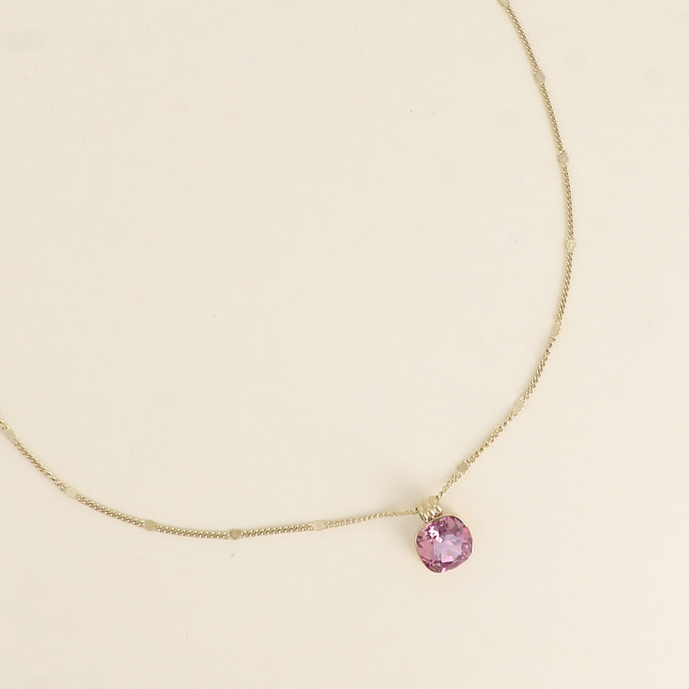 Collier orné de cristaux de Swarovski®. - Longueur de chaîne : 38+7 cm - Dimensions du cristal : 10 x 10 mm - Iris
