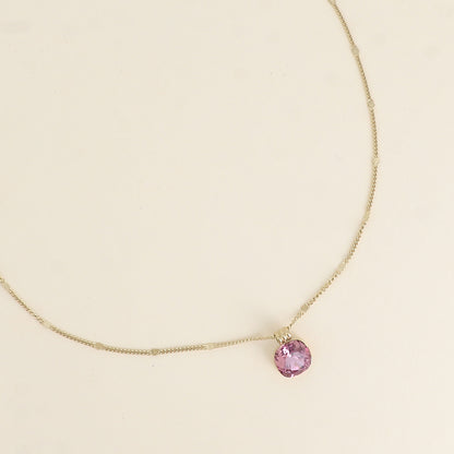 Collier orné de cristaux de Swarovski®. - Longueur de chaîne : 38+7 cm - Dimensions du cristal : 10 x 10 mm - Iris
