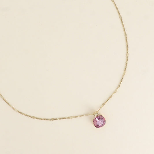 Collier orné de cristaux de Swarovski®. - Longueur de chaîne : 38+7 cm - Dimensions du cristal : 10 x 10 mm - Iris