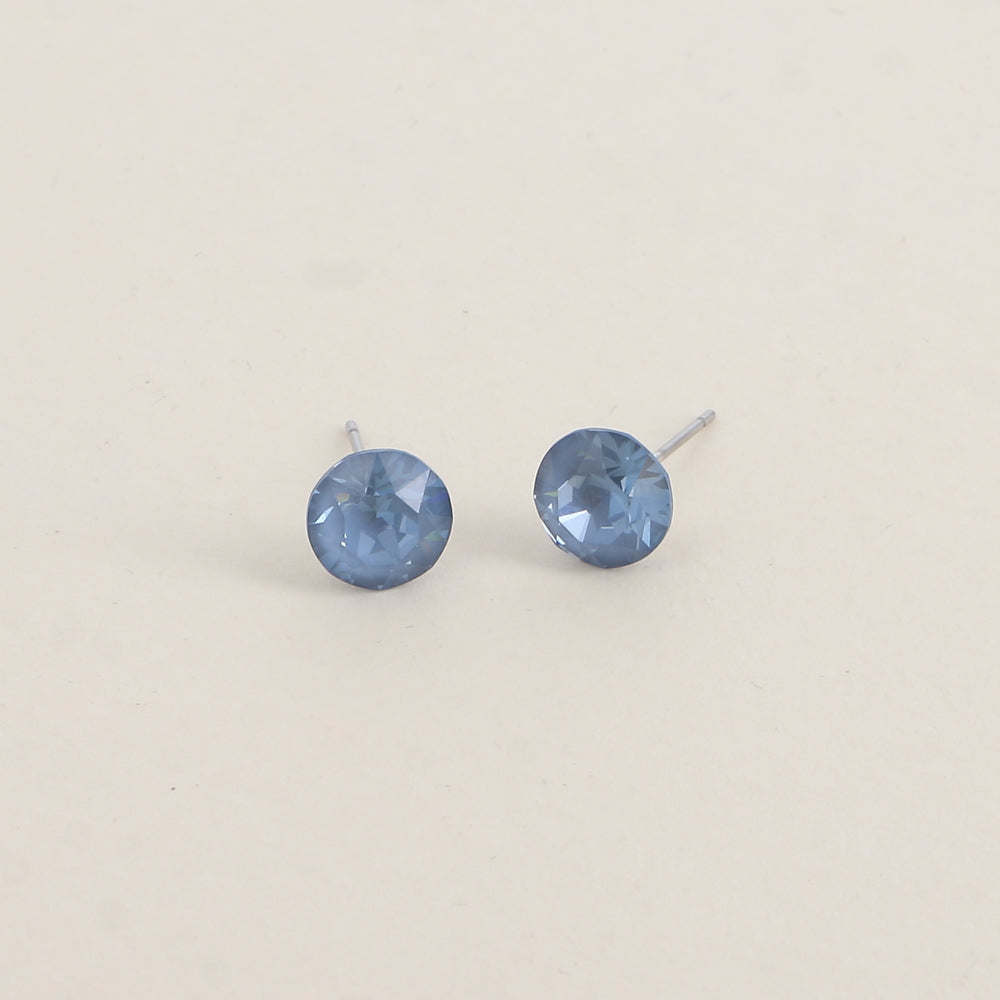 Boucles puces argentées – Ornées de cristaux de Swarovski® SS39 - Dimensions de la boucle : 8x8 mm - Denim ignite