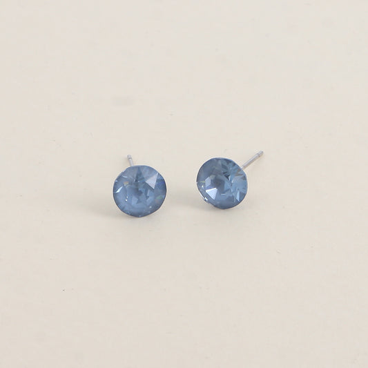 Boucles puces argentées – Ornées de cristaux de Swarovski® SS39 - Dimensions de la boucle : 8x8 mm - Denim ignite