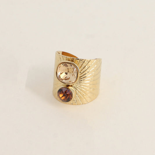 Bague large anneau solairement strié - Ornée de 2 cristaux de Swarovski® - Hauteur de la bague: 20mm - Dimensions des cristaux : 8x8 mm et 6x6 mm - Light Colorado topaz et Smoked topaz