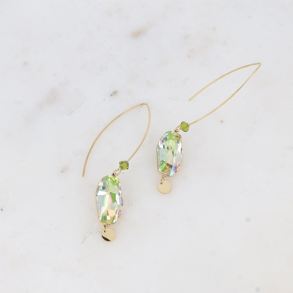 Boucles pendantes- Ornée de cristaux de Swarovski® et pampille ronde - Dimensions du cristal : 9,5 x 18 mm - Dimensions de la boucle : 10 x 62 mm - Luminous green