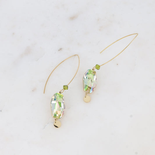 Boucles pendantes- Ornée de cristaux de Swarovski® et pampille ronde - Dimensions du cristal : 9,5 x 18 mm - Dimensions de la boucle : 10 x 62 mm - Luminous green