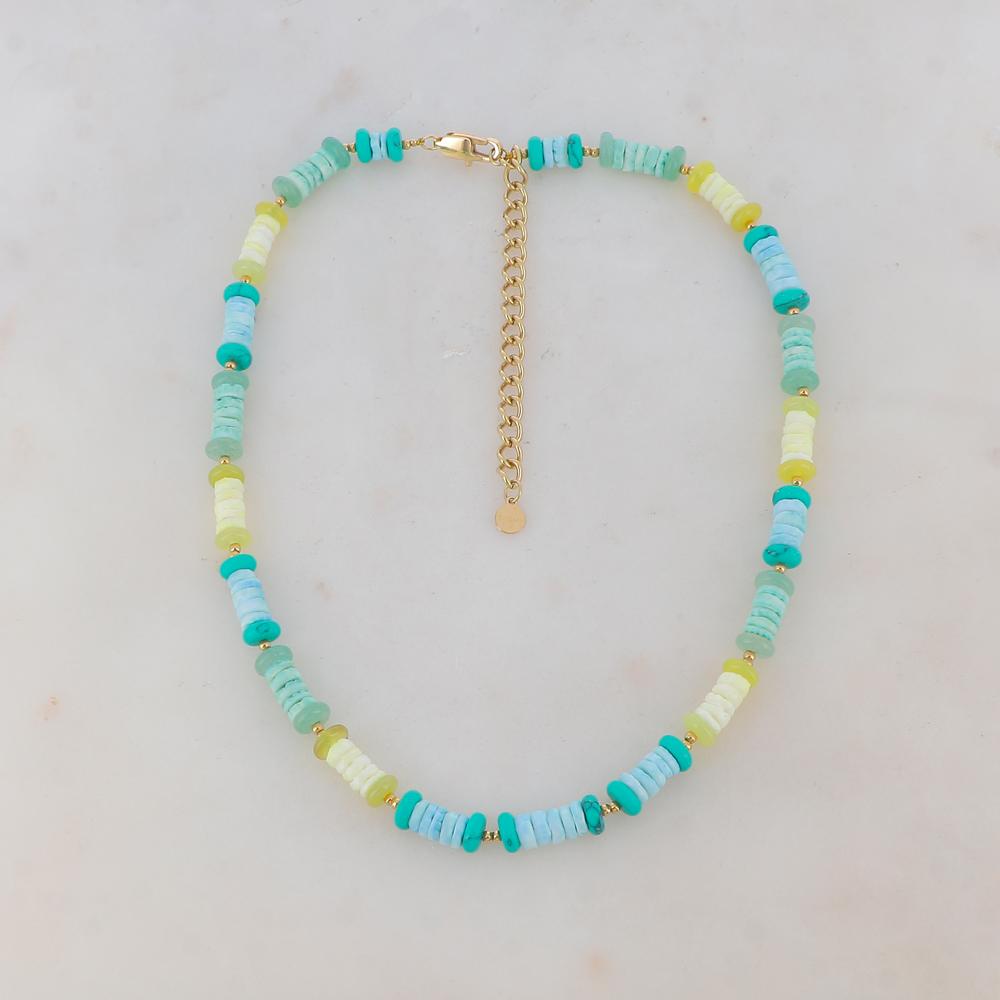 Collier doré avec des perles en pierre agate jaune et vert, howlite vert et des coquillages jaunes, verts et turquoises 36+7 cm