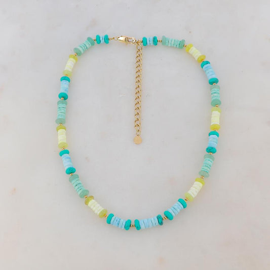Collier doré avec des perles en pierre agate jaune et vert, howlite vert et des coquillages jaunes, verts et turquoises 36+7 cm