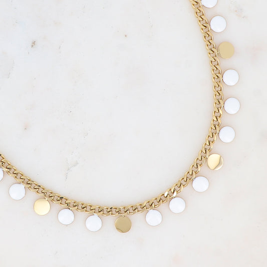 Collier en maille gourmette doré embelli de pampilles rondes émaillées blanches 38+5 cm