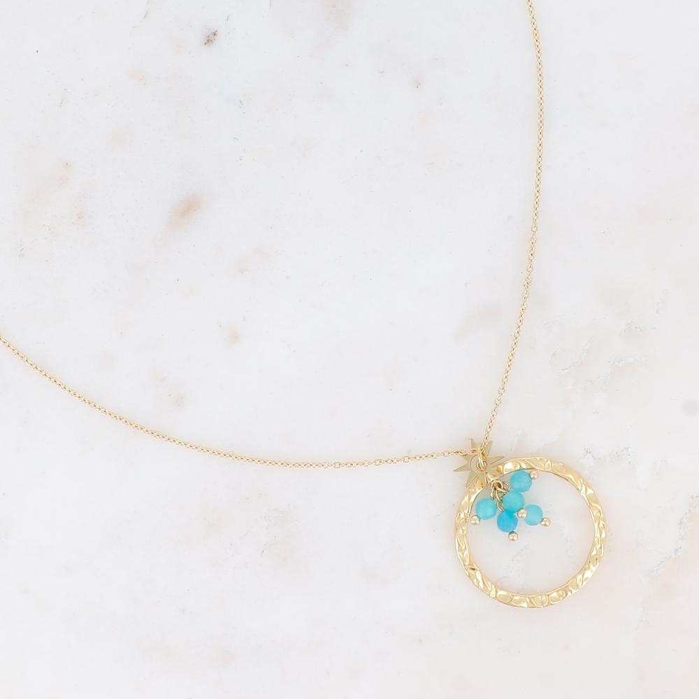 Collier doré composé d'un anneau martelé, d'une étoile et de pierres en amazonite 39,5+5 cm