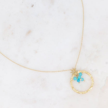 Collier doré composé d'un anneau martelé, d'une étoile et de pierres en amazonite 39,5+5 cm
