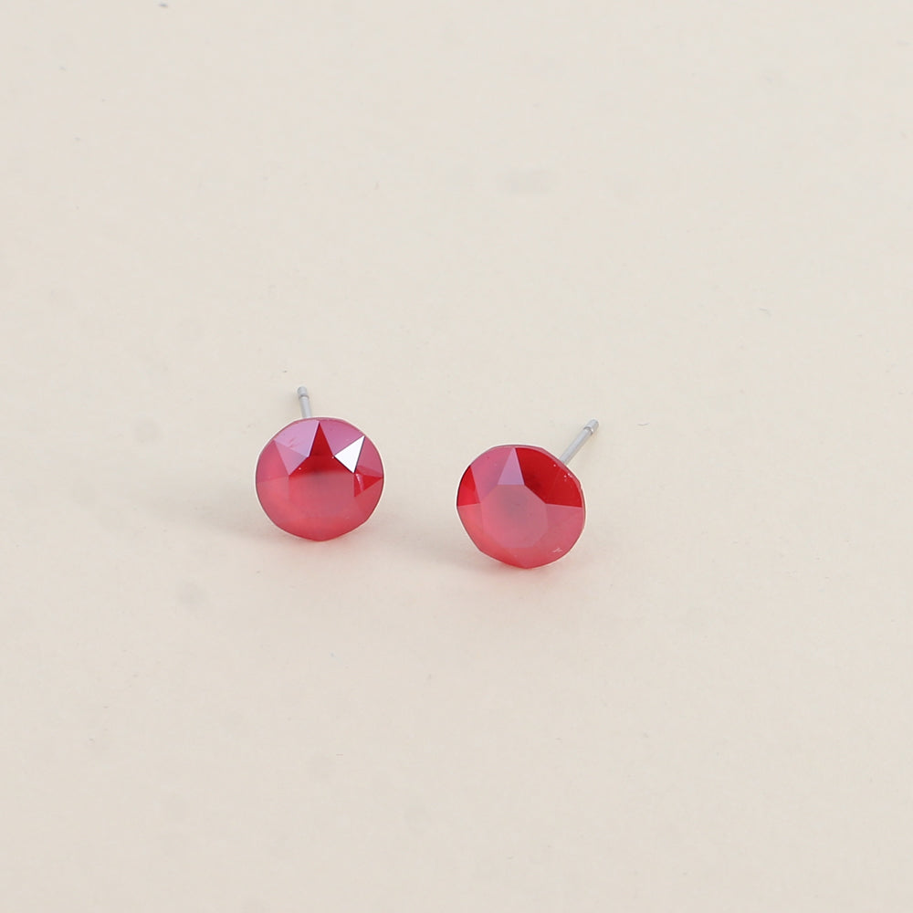 Boucles puces argentées – Ornées de cristaux de Swarovski® SS39 - Dimensions de la boucle : 8x8 mm - Royal red