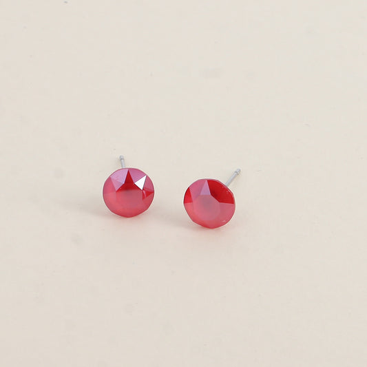 Boucles puces argentées – Ornées de cristaux de Swarovski® SS39 - Dimensions de la boucle : 8x8 mm - Royal red