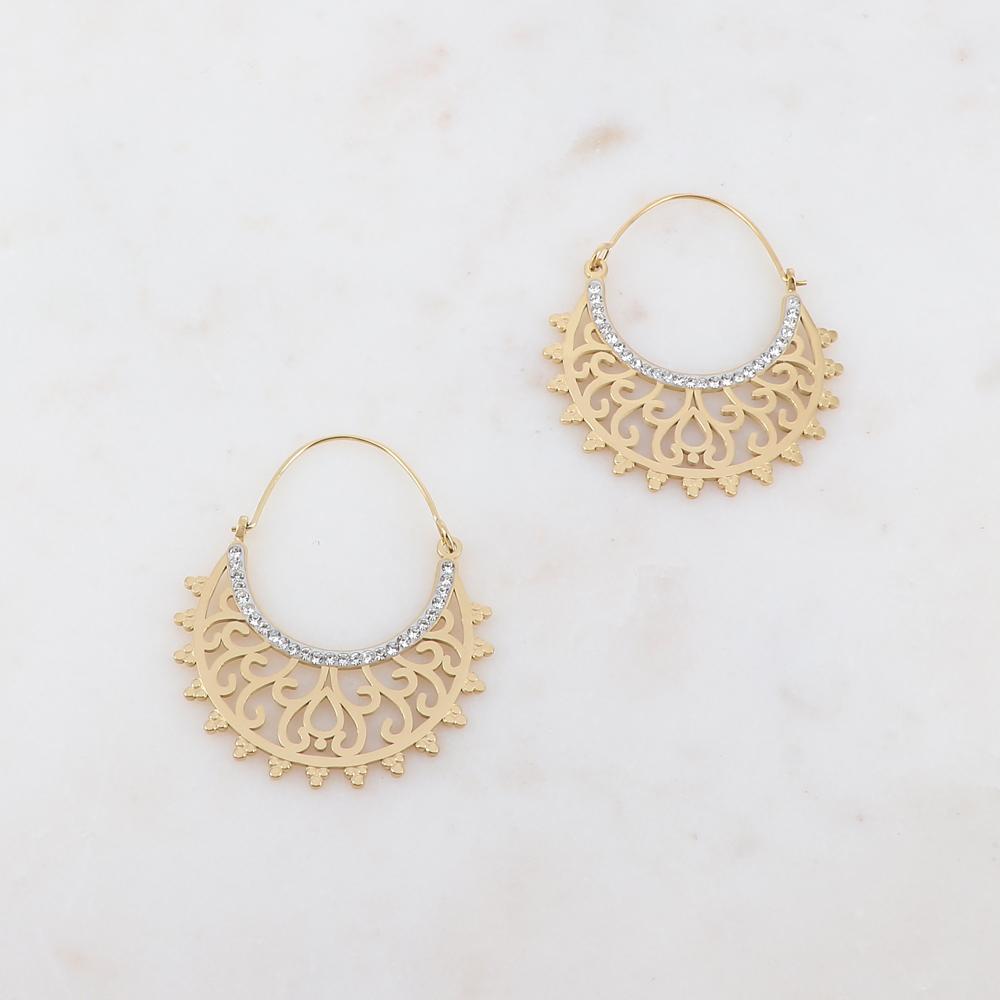 Créoles avec pièce ajourée et strass 3,5 x 4 cm.