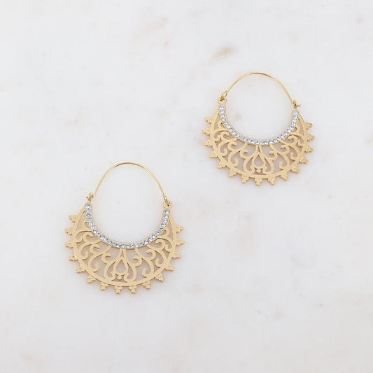 Créoles avec pièce ajourée et strass 3,5 x 4 cm.