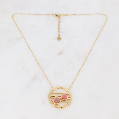Collier doré avec un pendentif rond ajouré et serti de deux pierres en rhodonite 38+5 cm