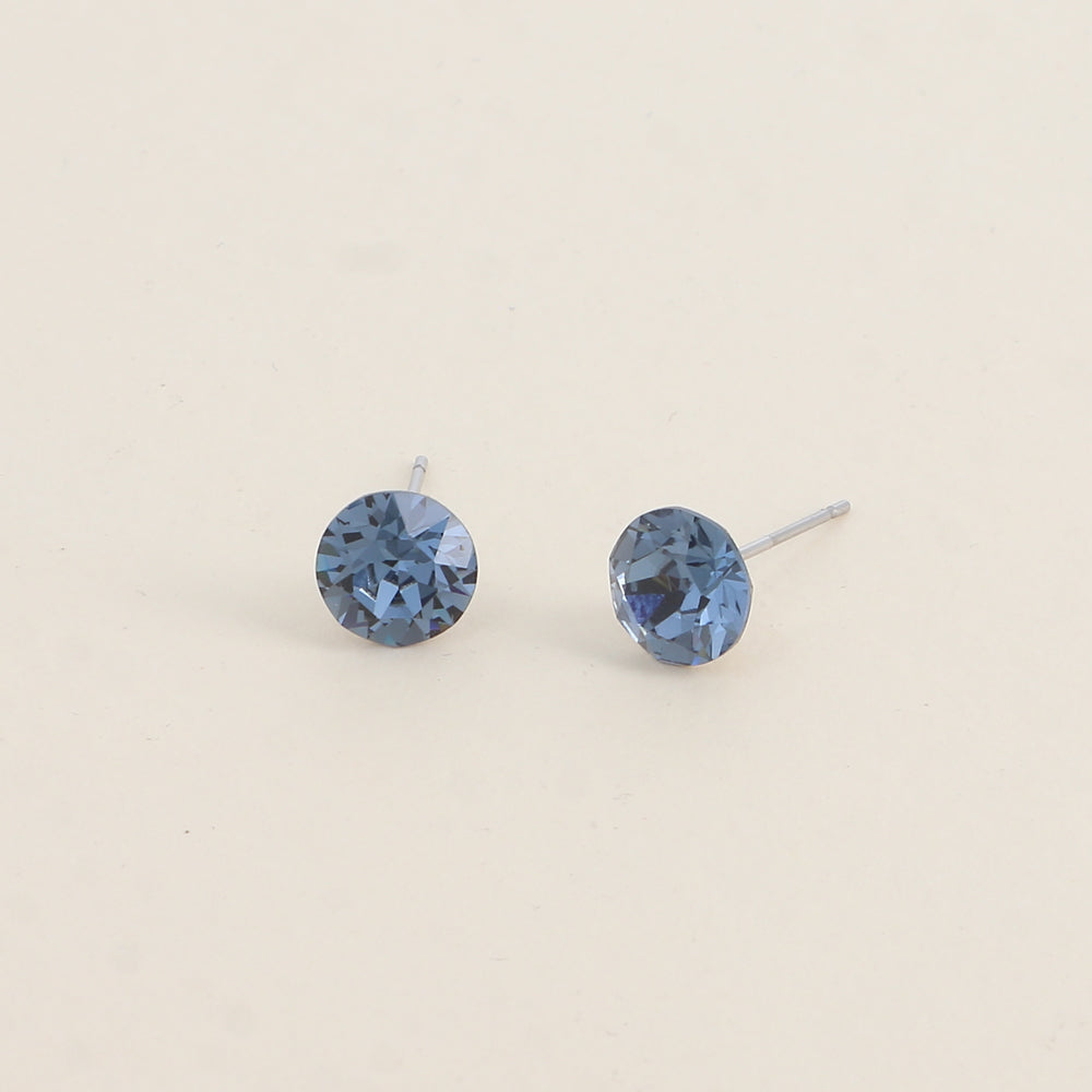 Boucles puces argentées – Ornées de cristaux de Swarovski® SS39 - Dimensions de la boucle : 8x8 mm - Denim blue