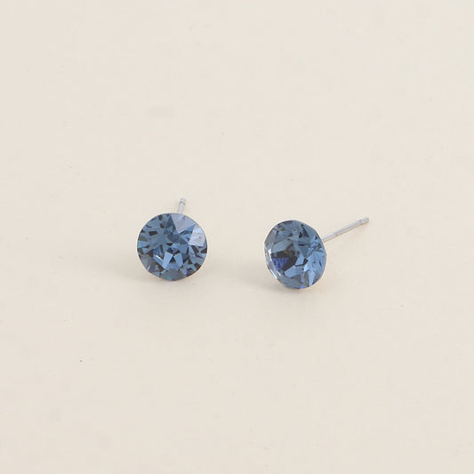 Boucles puces argentées – Ornées de cristaux de Swarovski® SS39 - Dimensions de la boucle : 8x8 mm - Denim blue