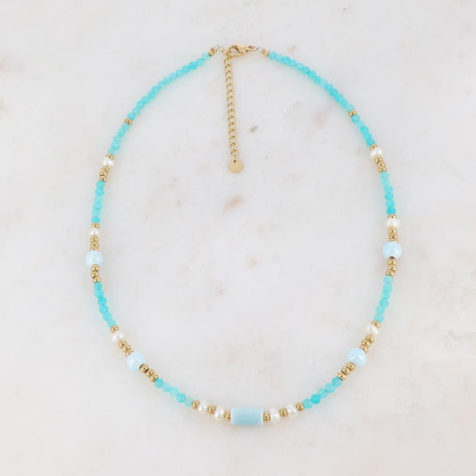 Collier doré avec des perles en pierre turquoise, des perles en céramique émaillée et des perles d'eau douce 39+5 cm