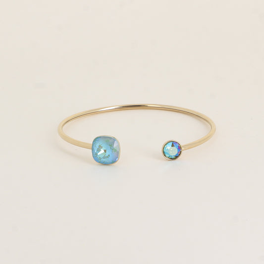 Jonc orné de cristaux de Swarovski® 10 mm et SS29 - Hauteur du jonc: 11 mm - Dimension du cristal 1: 10x10 mm - Diamètre du cristal 2: 7 mm - Silky sage delite et Erinite shimmer