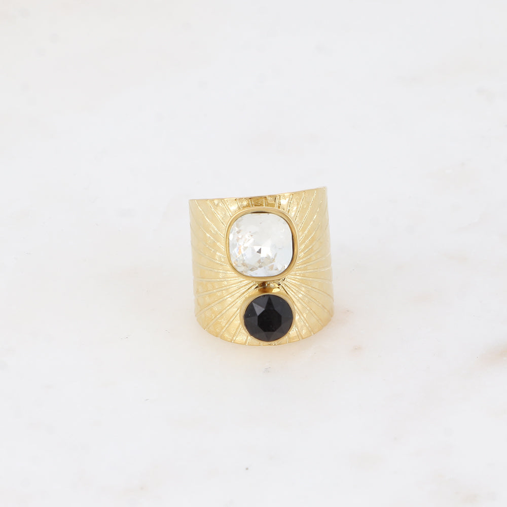 Bague large anneau solairement strié - Ornée de 2 cristaux de Swarovski® - Hauteur de la bague: 20mm - Dimensions des cristaux : 8x8 mm et 6x6 mm - Crystal et jet