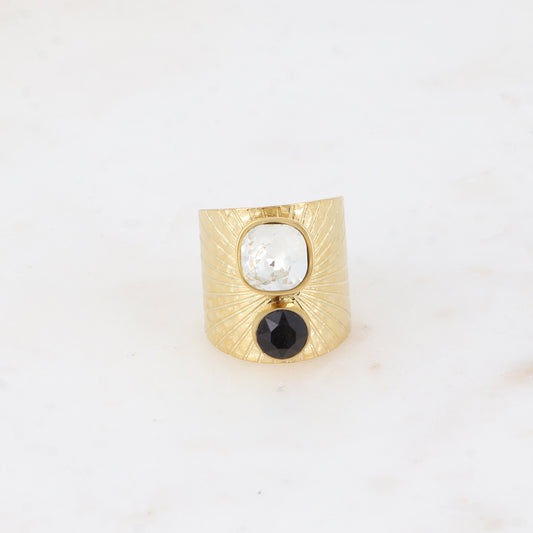 Bague large anneau solairement strié - Ornée de 2 cristaux de Swarovski® - Hauteur de la bague: 20mm - Dimensions des cristaux : 8x8 mm et 6x6 mm - Crystal et jet