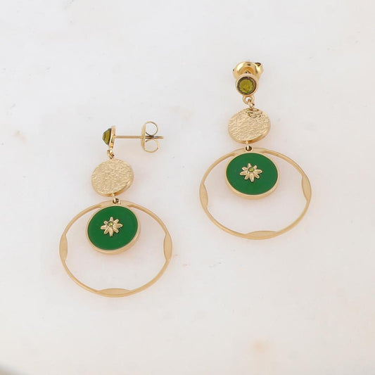 B.O à puce avec pièce ronde martelée, anneau, pièce ronde émaillée, étoile et strass 2,4 x 4,3 cm.