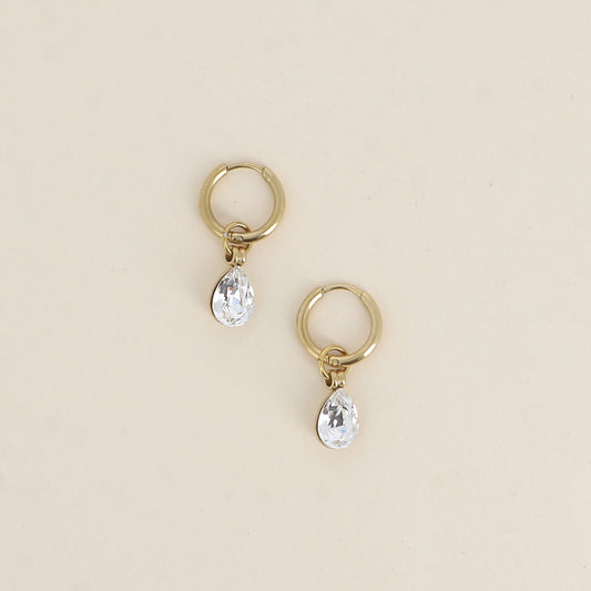 Créoles ornées de cristaux de Swarovski® en forme de gouttes - Dimensions de la créole : 13 x 13 x 2 mm - Dimensions de la boucle : 7 x 27 mm - Dimensions du cristal : 7 x 10 mm - Crystal