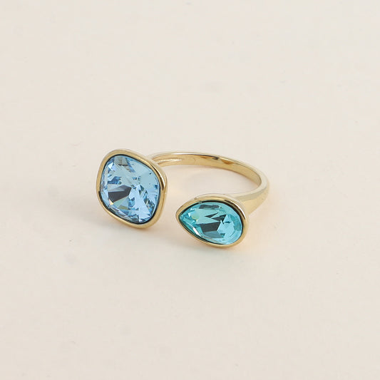 Bague ouverte - Ornée de cristaux de Swarovski® : 10mm été en forme de goutte - Hauteur de la bague: 2 mm - Dimensions des pierres carrée et goutte : 10x10 mm / 7x10 mm - Aquamarine