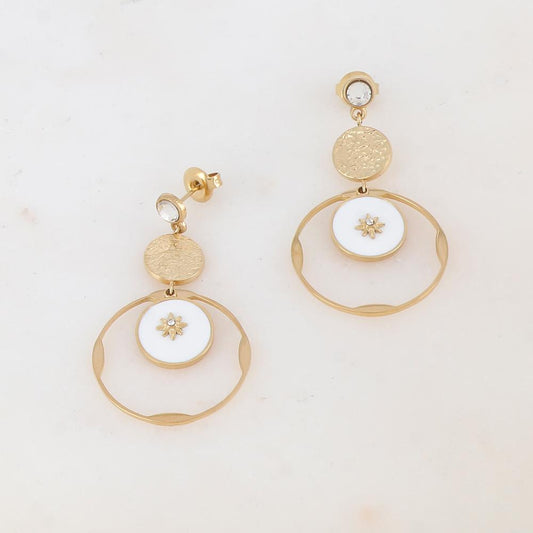 B.O à puce avec pièce ronde martelée, anneau, pièce ronde émaillée, étoile et strass 2,4 x 4,3 cm.