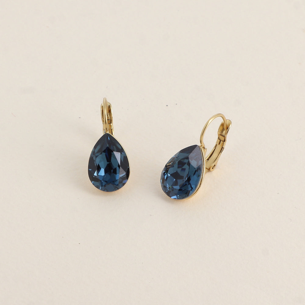 Boucles dormeuses ornées de cristaux de Swarovski® - Dimensions de la boucle : 10 x 23mm - Dimensions du cristal : 10 x 13mm - Montana