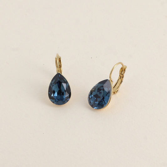 Boucles dormeuses ornées de cristaux de Swarovski® - Dimensions de la boucle : 10 x 23mm - Dimensions du cristal : 10 x 13mm - Montana