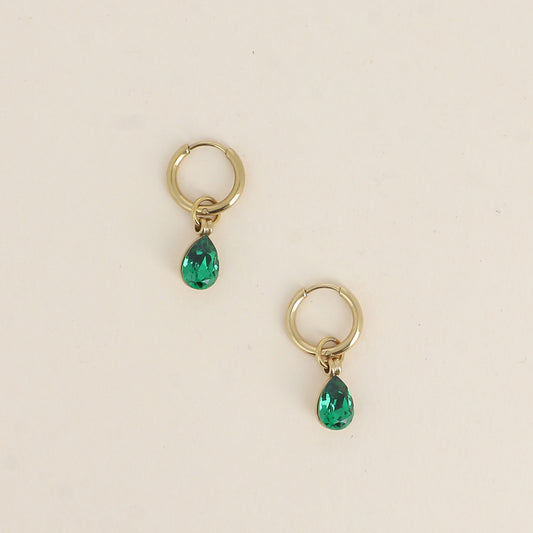 Créoles ornées de cristaux de Swarovski® en forme de gouttes - Dimensions de la créole : 13 x 13 x 2 mm - Dimensions de la boucle : 7 x 27 mm - Dimensions du cristal : 7 x 10 mm - Majestic green