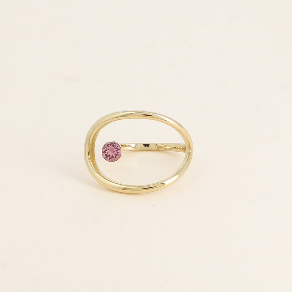 Bague forme ajourée ornée de cristal de Swarovski® - Hauteur de la bague: 20 mm - Epaisseur de l'anneau : 1,5 mm - Dimensions du cristal : 5x5 mm - Antique pink