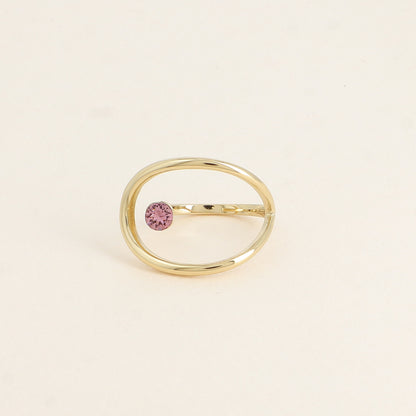 Bague forme ajourée ornée de cristal de Swarovski® - Hauteur de la bague: 20 mm - Epaisseur de l'anneau : 1,5 mm - Dimensions du cristal : 5x5 mm - Antique pink