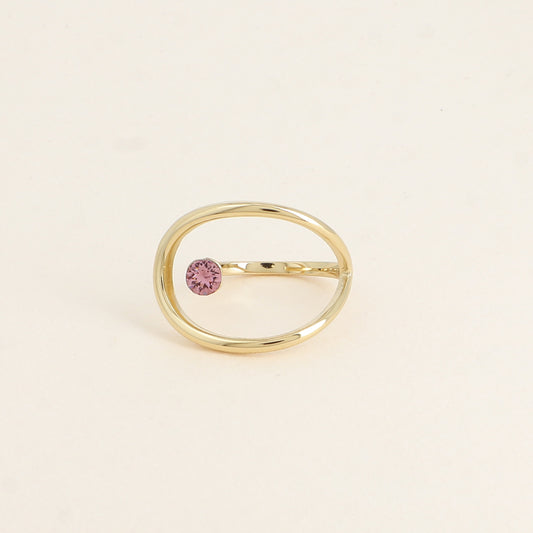Bague forme ajourée ornée de cristal de Swarovski® - Hauteur de la bague: 20 mm - Epaisseur de l'anneau : 1,5 mm - Dimensions du cristal : 5x5 mm - Antique pink