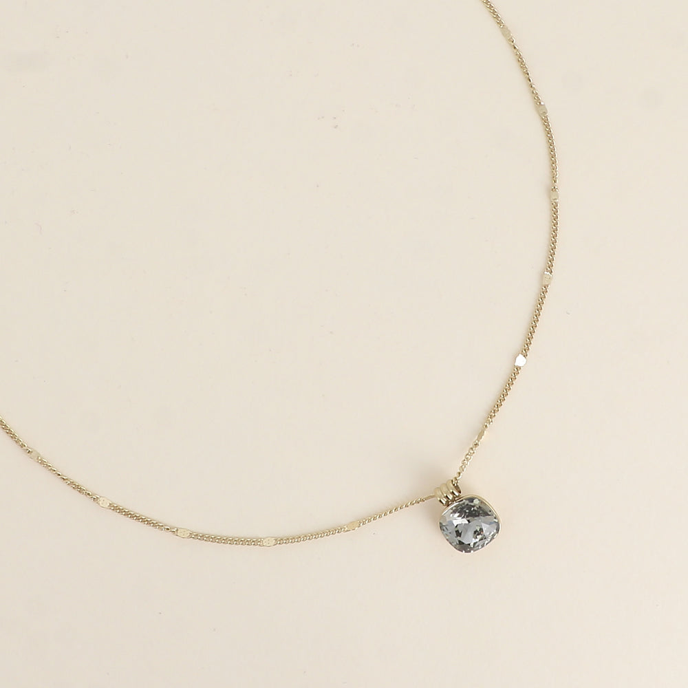 Collier orné de cristaux de Swarovski®. - Longueur de chaîne : 38+7 cm - Dimensions du cristal : 10 x 10 mm - Black diamond