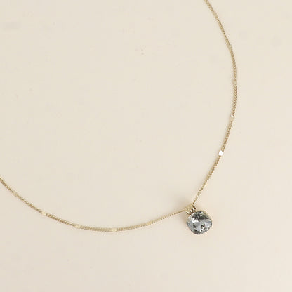 Collier orné de cristaux de Swarovski®. - Longueur de chaîne : 38+7 cm - Dimensions du cristal : 10 x 10 mm - Black diamond