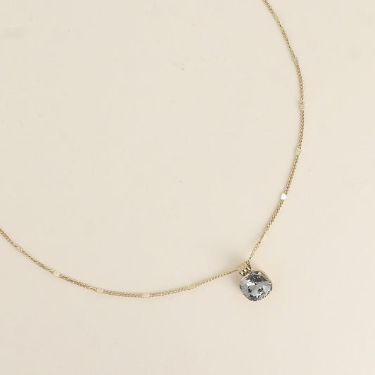 Collier orné de cristaux de Swarovski®. - Longueur de chaîne : 38+7 cm - Dimensions du cristal : 10 x 10 mm - Black diamond