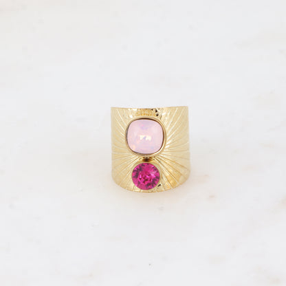 Bague large anneau solairement strié - Ornée de 2 cristaux de Swarovski® - Hauteur de la bague: 20mm - Dimensions des cristaux : 8x8 mm et 6x6 mm - Rose water opal