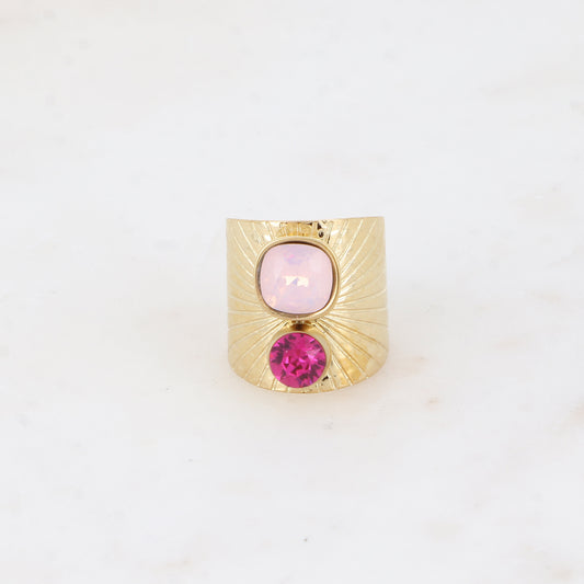 Bague large anneau solairement strié - Ornée de 2 cristaux de Swarovski® - Hauteur de la bague: 20mm - Dimensions des cristaux : 8x8 mm et 6x6 mm - Rose water opal