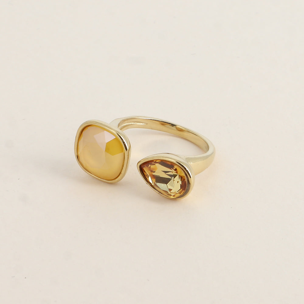Bague ouverte - Ornée de cristaux de Swarovski® : 10mm été en forme de goutte - Hauteur de la bague: 2 mm - Dimensions des pierres carrée et goutte : 10x10 mm / 7x10 mm - Buttercup
