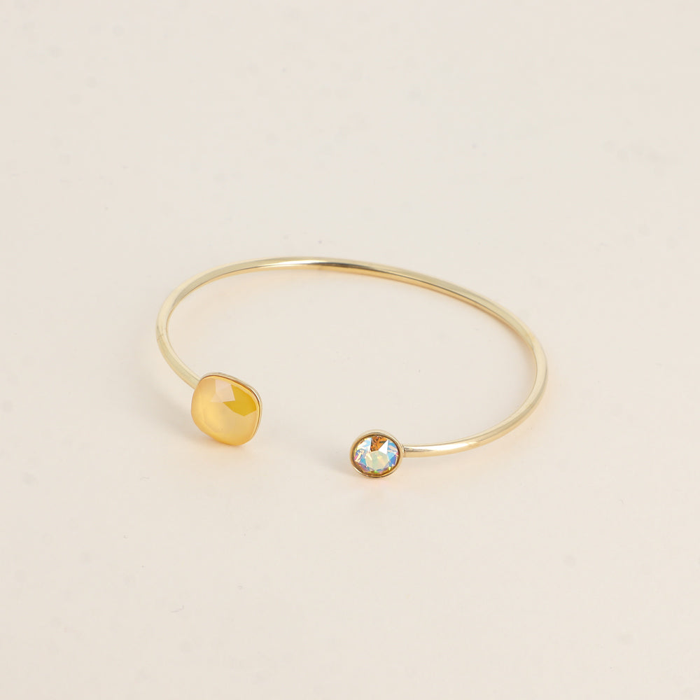 Jonc orné de cristaux de Swarovski® 10 mm et SS29 - Hauteur du jonc: 11 mm - Dimension du cristal 1: 10x10 mm - Diamètre du cristal 2: 7 mm - Buttercup et light topaz shimmer