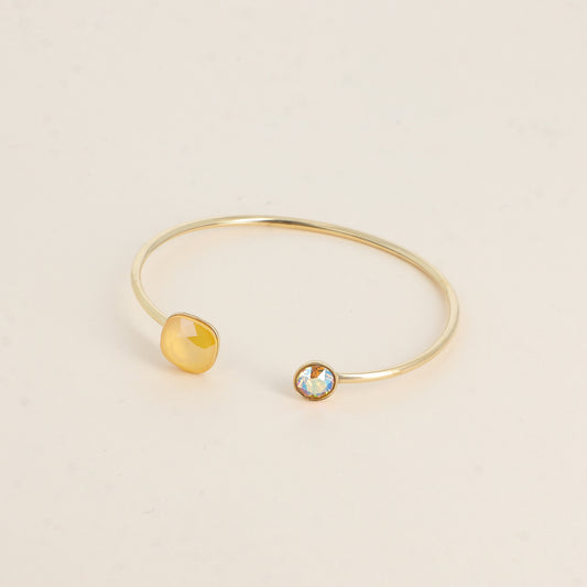 Jonc orné de cristaux de Swarovski® 10 mm et SS29 - Hauteur du jonc: 11 mm - Dimension du cristal 1: 10x10 mm - Diamètre du cristal 2: 7 mm - Buttercup et light topaz shimmer