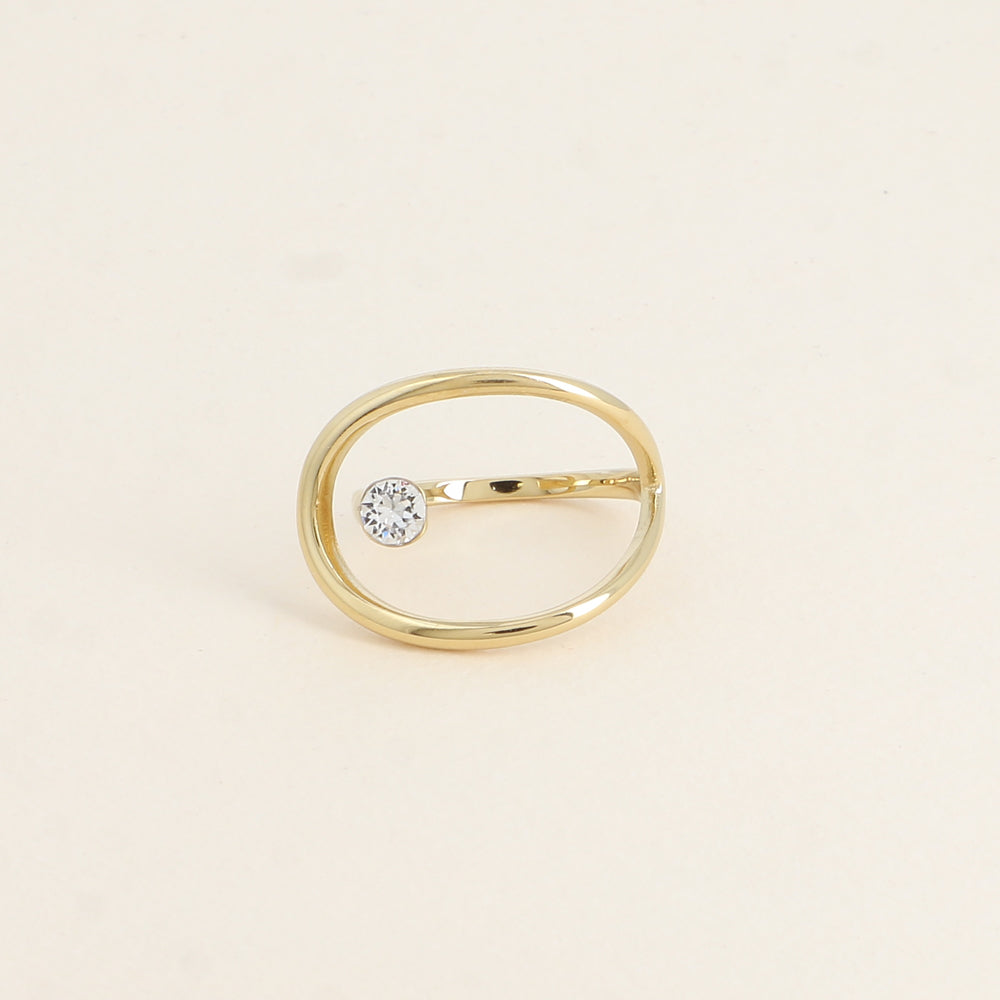 Bague forme ajourée ornée de cristal de Swarovski® - Hauteur de la bague: 20 mm - Epaisseur de l'anneau : 1,5 mm - Dimensions du cristal : 5x5 mm - Chrystal