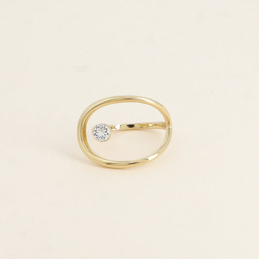 Bague forme ajourée ornée de cristal de Swarovski® - Hauteur de la bague: 20 mm - Epaisseur de l'anneau : 1,5 mm - Dimensions du cristal : 5x5 mm - Chrystal
