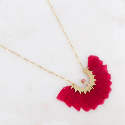 Collier doré avec plume rouge et pierre rose rhodonite 45+5 cm