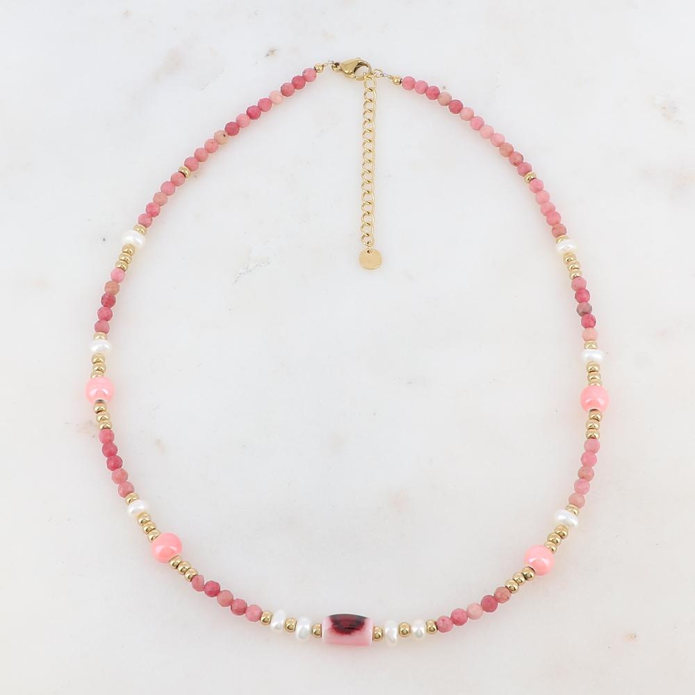 Collier doré avec des perles en pierre Rhodonite, des perles en céramique émaillée et des perles d'eau douce 39+5 cm
