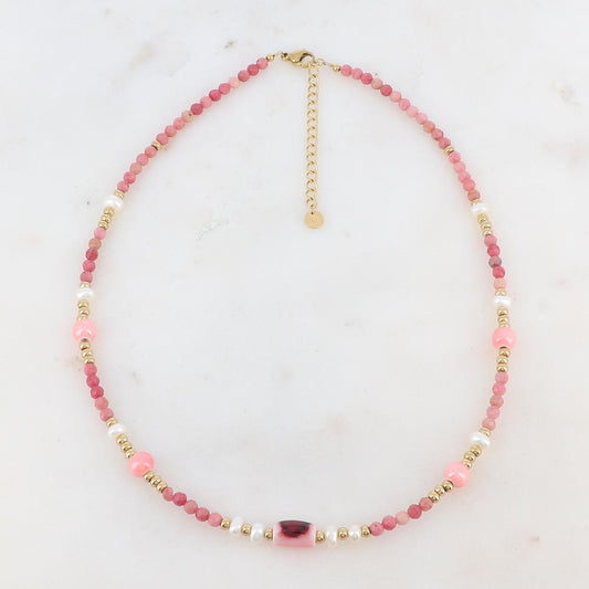 Collier doré avec des perles en pierre Rhodonite, des perles en céramique émaillée et des perles d'eau douce 39+5 cm