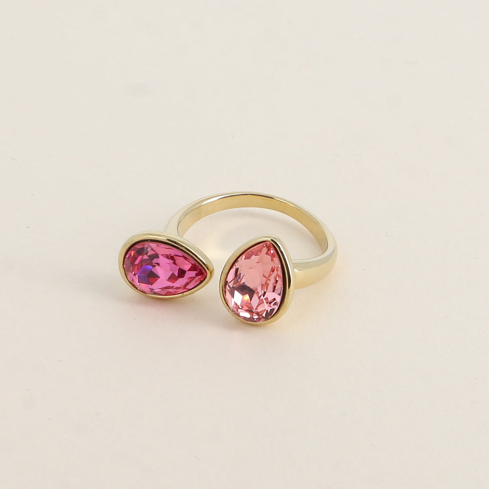 Bague ouverte - Ornée de cristaux de Swarovski® en forme de gouttes - Hauteur de la bague: 2 mm - Dimensions des pierres: 7x10 mm - Rose