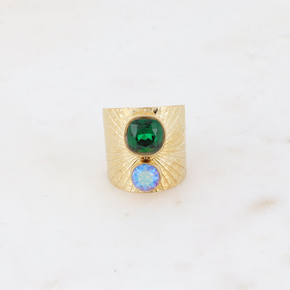 Bague large anneau solairement strié - Ornée de 2 cristaux de Swarovski® - Hauteur de la bague: 20mm - Dimensions des cristaux : 8x8 mm et 6x6 mm - Emerald