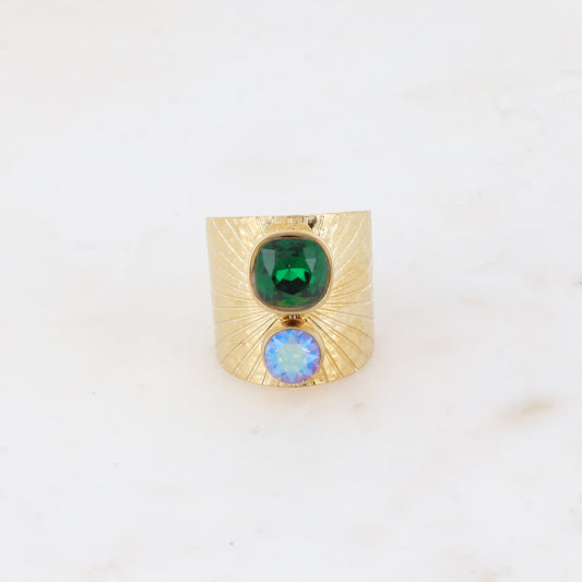 Bague large anneau solairement strié - Ornée de 2 cristaux de Swarovski® - Hauteur de la bague: 20mm - Dimensions des cristaux : 8x8 mm et 6x6 mm - Emerald